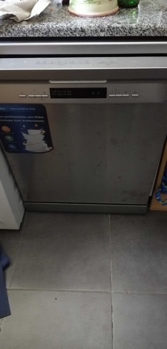 Máquina de lavar loiça c/abertura automática de porta classe A da Mídea com avaria