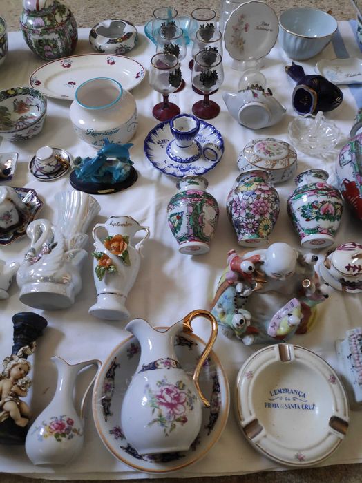 Various decorative items.446353444658882562