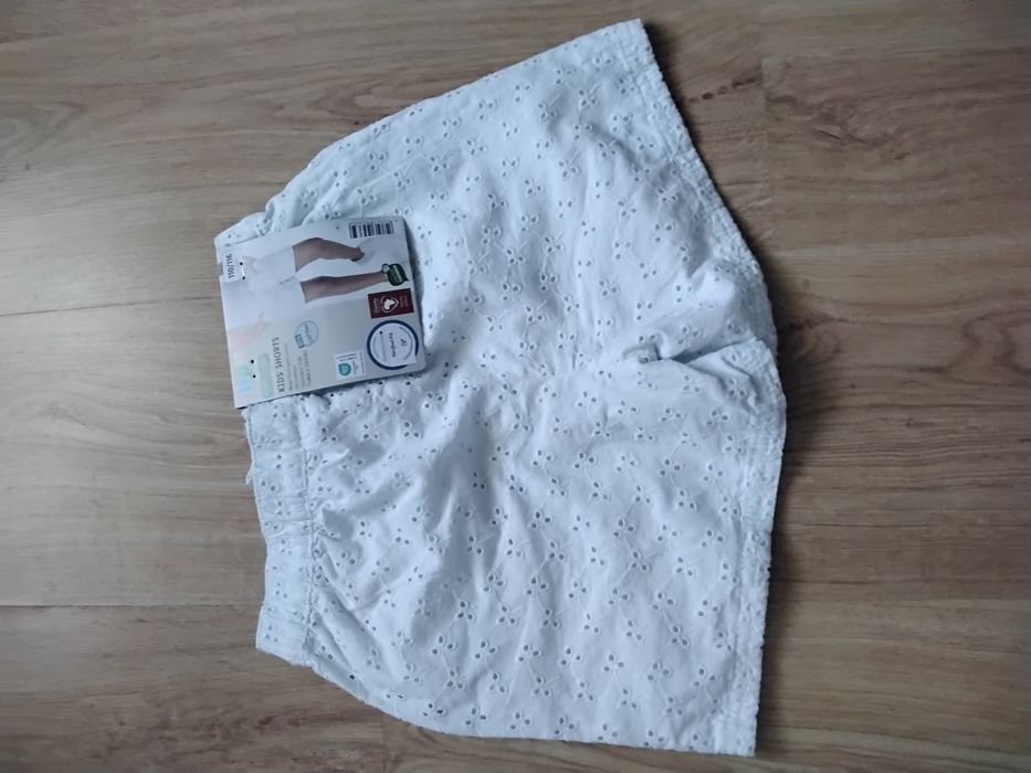 Nowy zestaw krótkich spodenek dla dziewczynki w rozmiarze 110/116