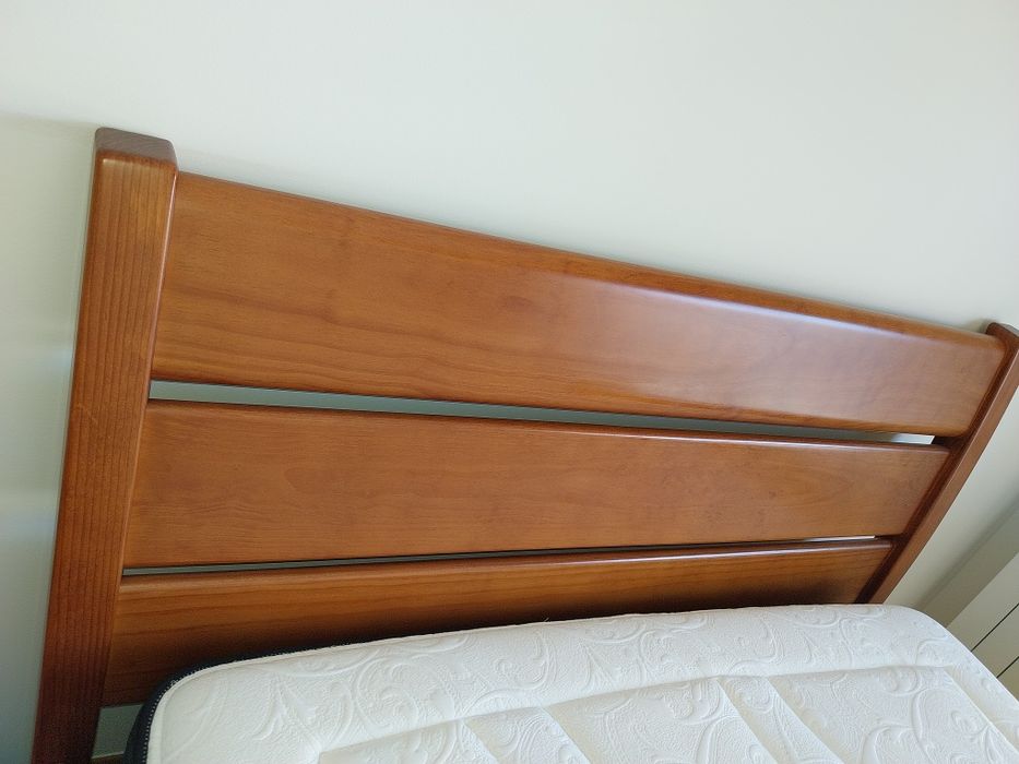 Cama com colchão e estrado