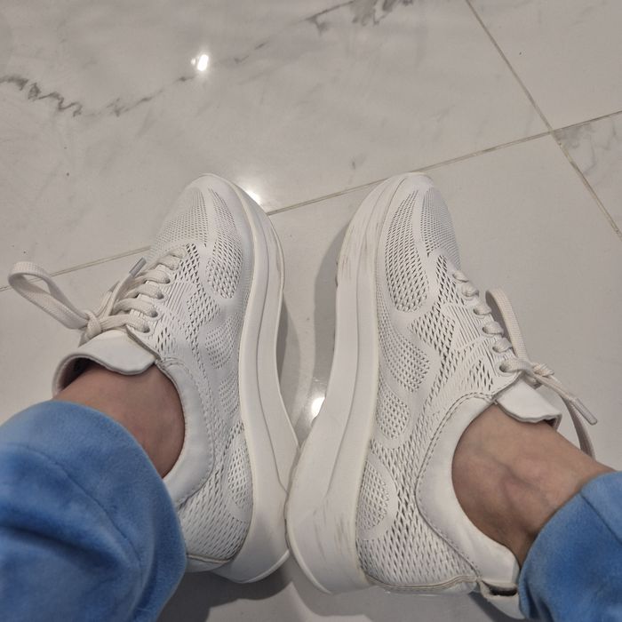 Шкіряні білі кросівки