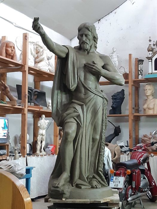 скульптура в камені, бронзі, гіпсі.