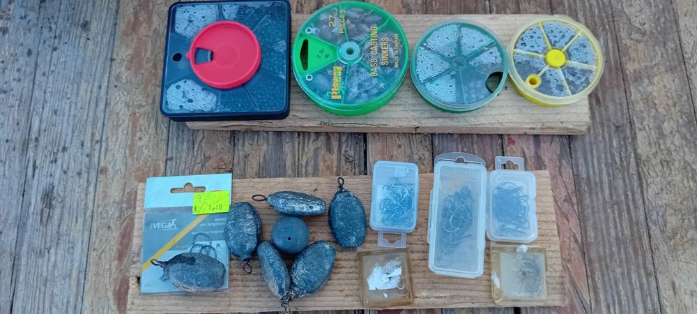 Carretos + caixa de pesca com chumbadas, fio de pesca, bóias, anzóis