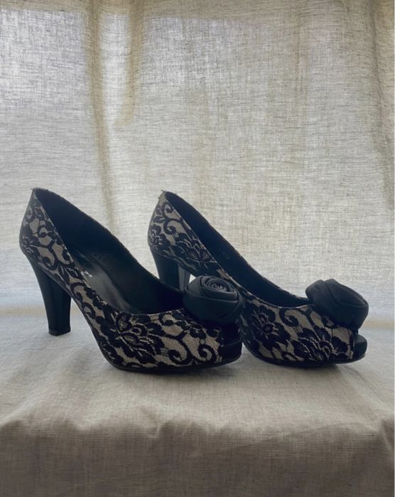 Sapatos de salto alto pretos