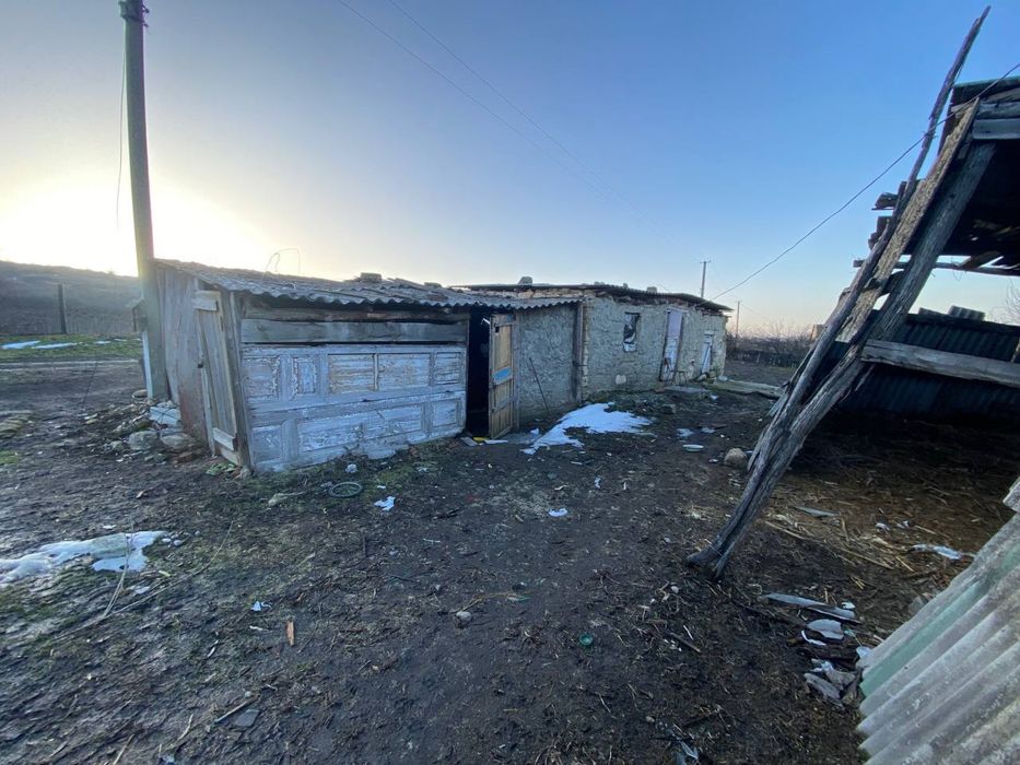 Продам хату та недобудованний будинок