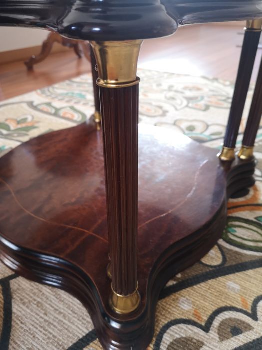 Mesa de sala de estar em castanho