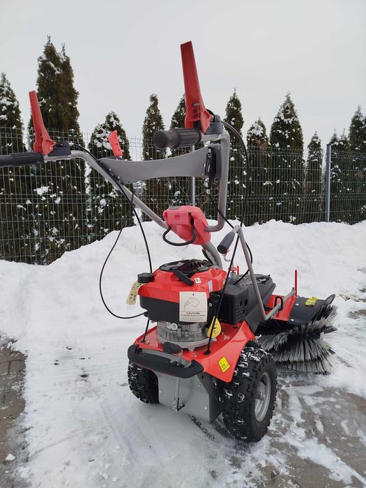 Wynajem zamiatarki spalinowej idealna do śniegu, kostki itp.
