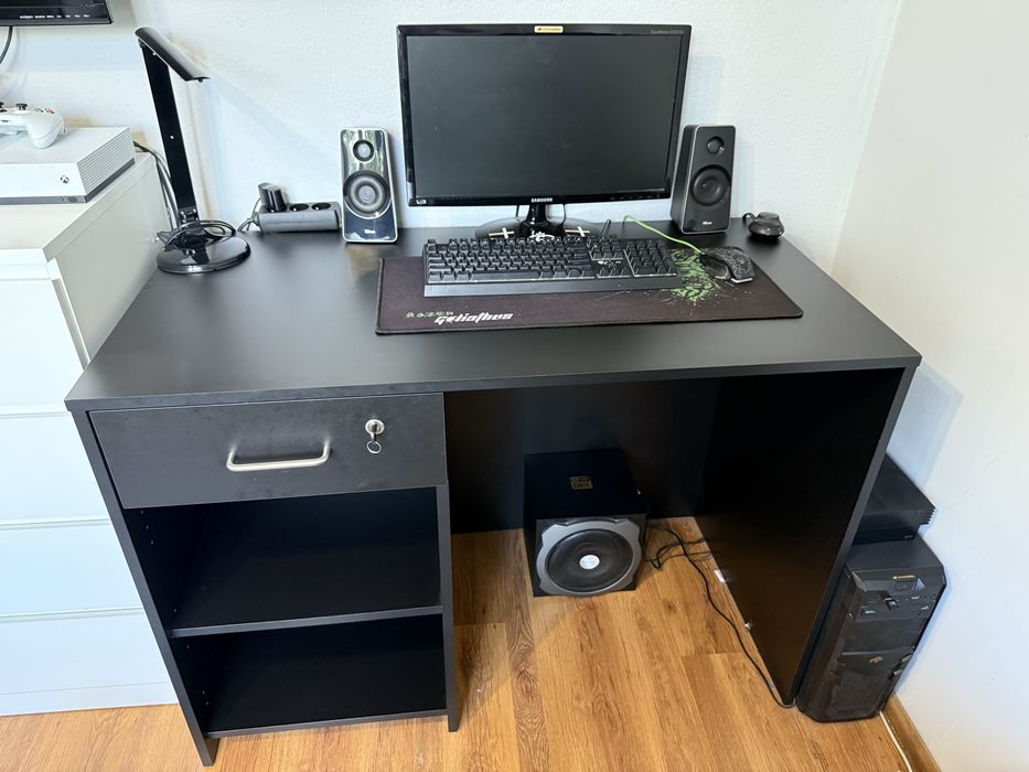 Biurko czarne z szufladą na klucz