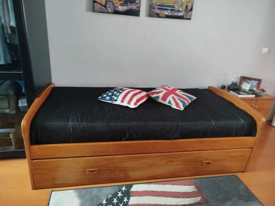 Cama dupla com mesa de cabeceira