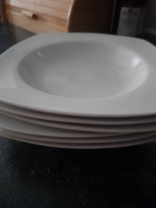 Pratos de sopa brancos436854760523048962