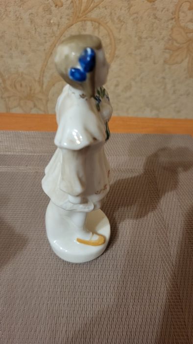 Статуетка "Школьница"