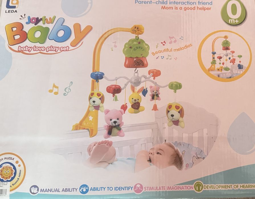 Мобіль у дитяче ліжечко.