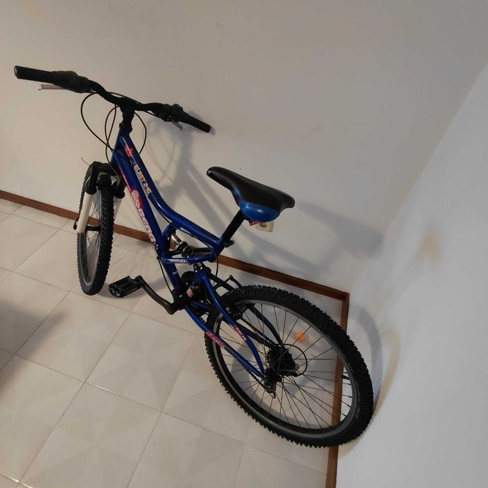 Bicicleta revisada com pneus novos