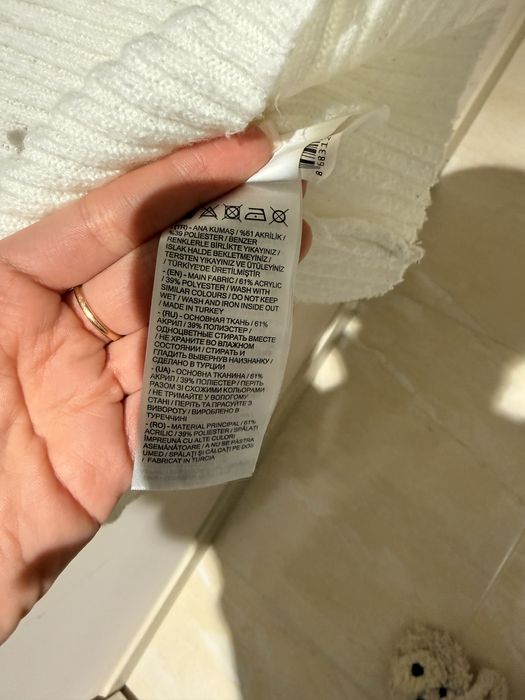 Кофточка з м’якої тканини, приємної до тіла.