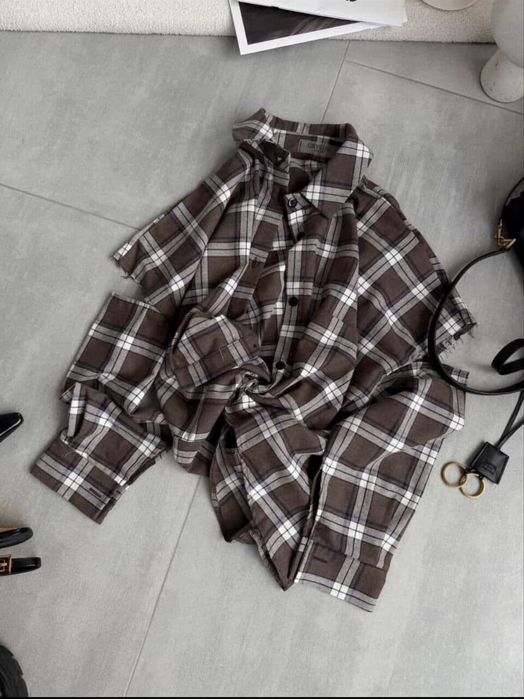 Коричнева рубашка з розрізами