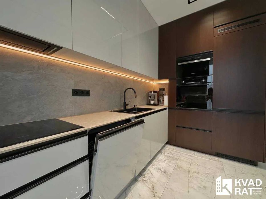 Продаж 2-кімнатної квартири з великою кухнею-студією