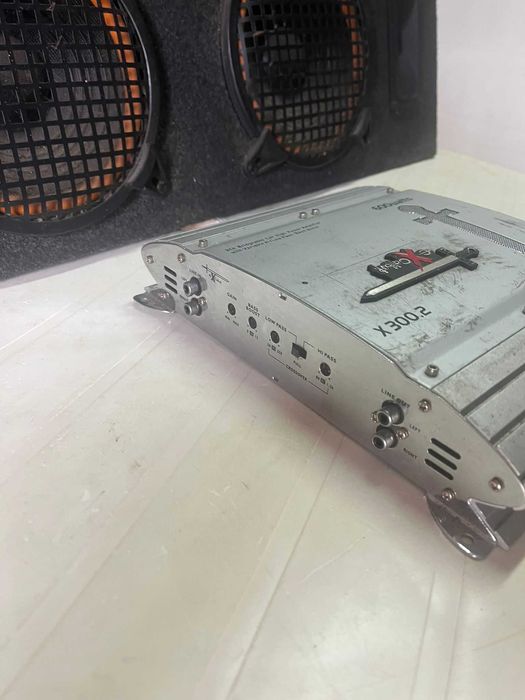 Subwoofer + Amplificador Excalibur de 600W.