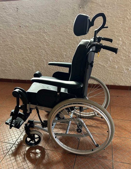 Cadeira de rodas manual de posicionamento Invacare Rea Clematis PRO
