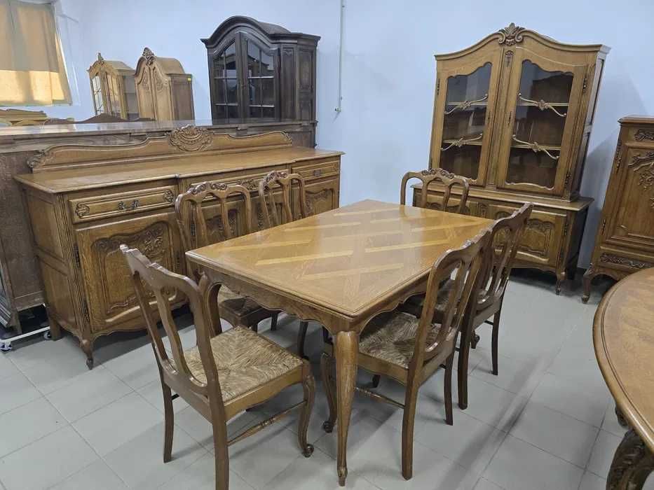 Komplet mebli w stylu ludwikowskim –komoda, witryna i stół z krzesłami