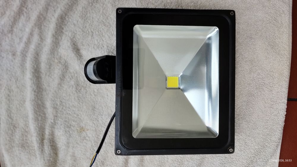 Lampa LED z czujnikiem ruchu