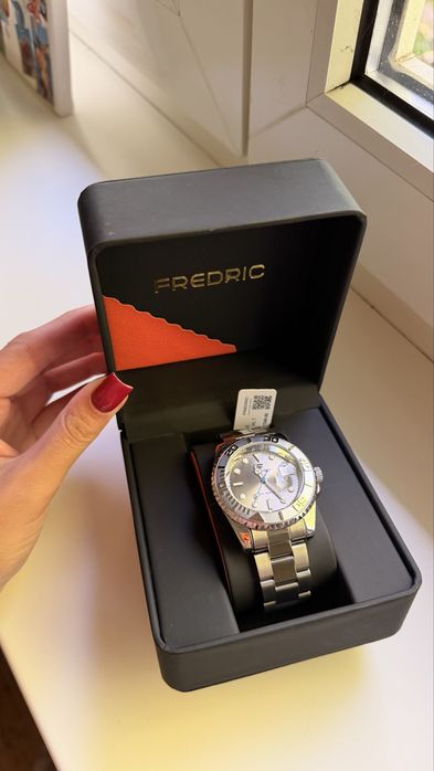 Новий годинник FREDERIC Oceanic Worldwide