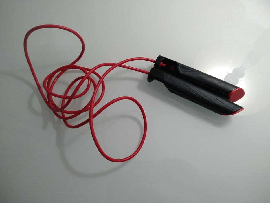 Corda de saltar preta e vermelha