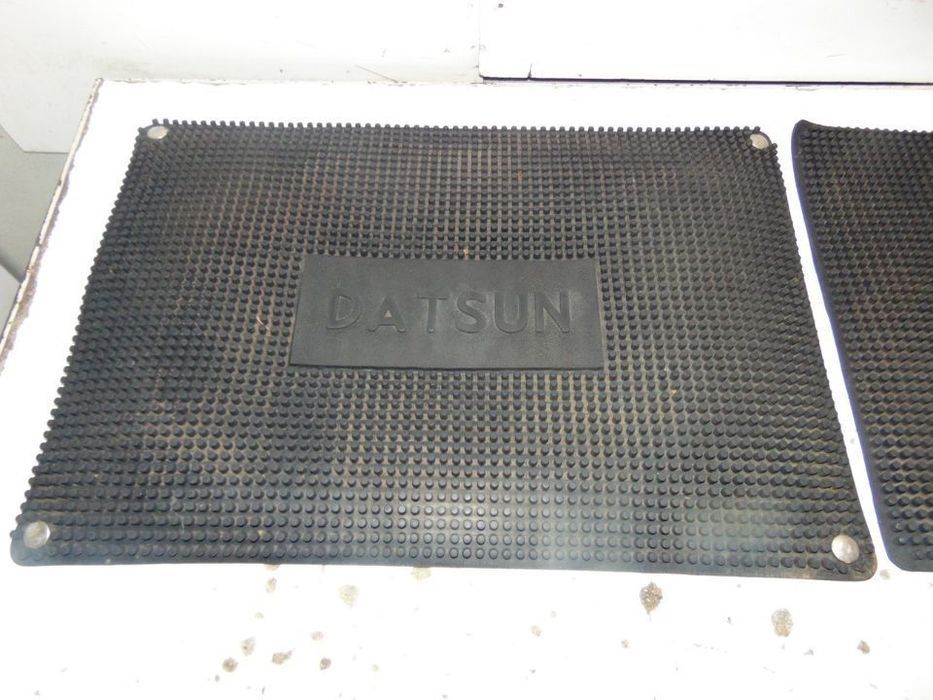 Datsun tapetes borracha 47x32 cm