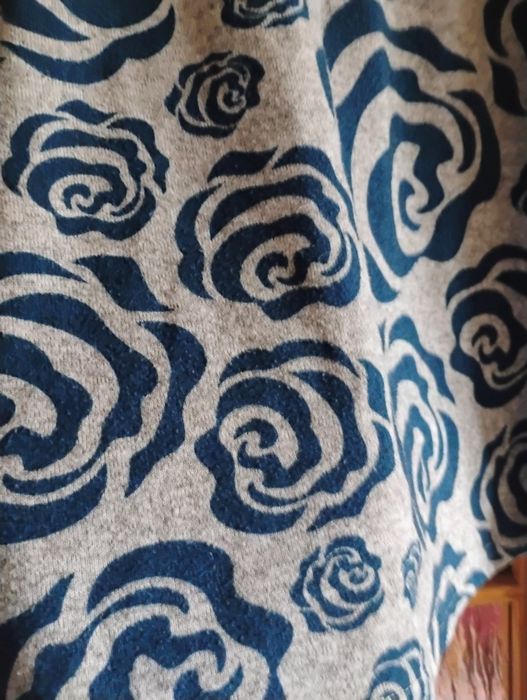Sweter damski z różami NOWY