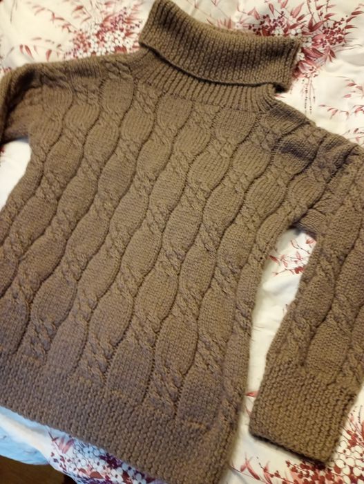 Sweter robiony na drutach