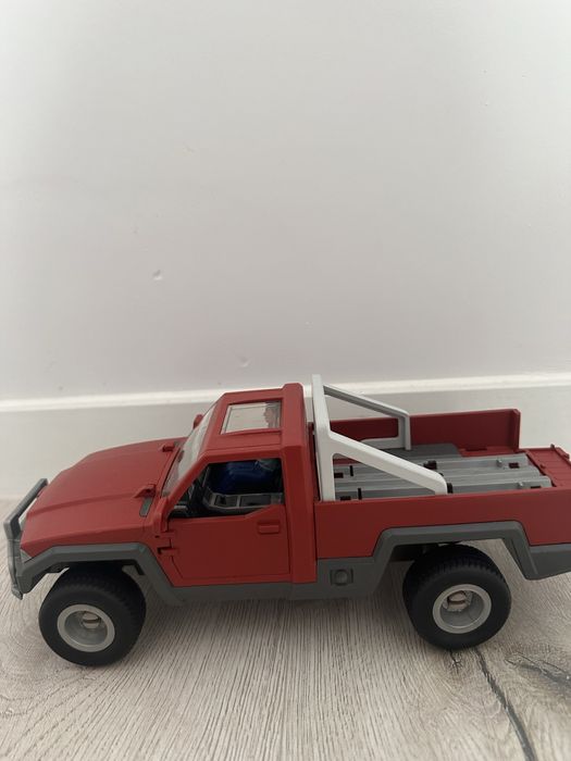 Zestaw figurek schleich razem ze stajnia i autem