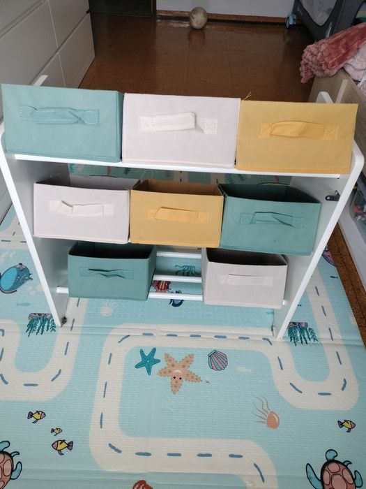 Estante para brinquedos de criança