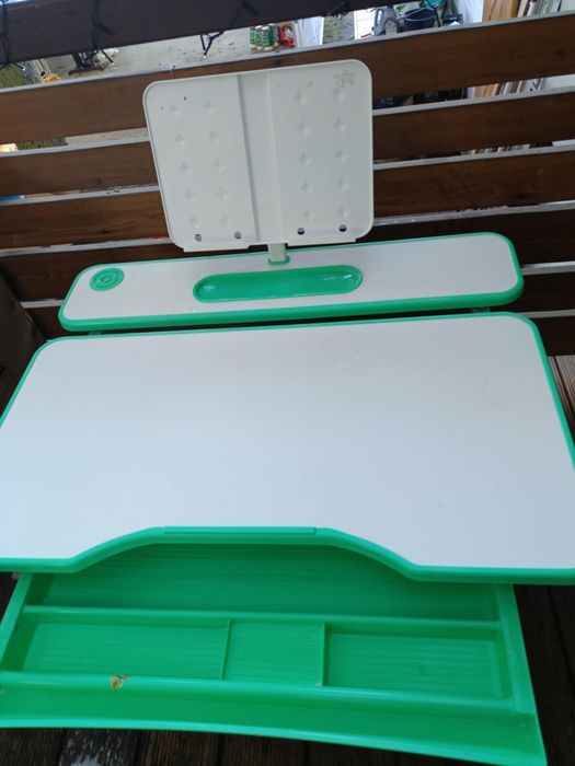 Regulowane dzieciece biurko