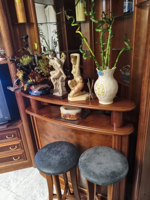 Conjunto Sala- mesa e cadeiras, louceiro, estante, aparador e bar