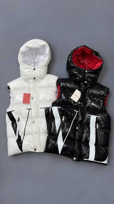Жилетка Moncler x Valentino пухова, з капюшоном — біла/чорна (S-XXL)