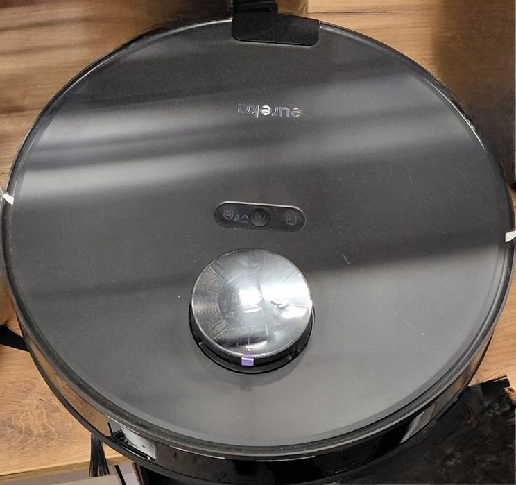 Робот пилосос Eureka.