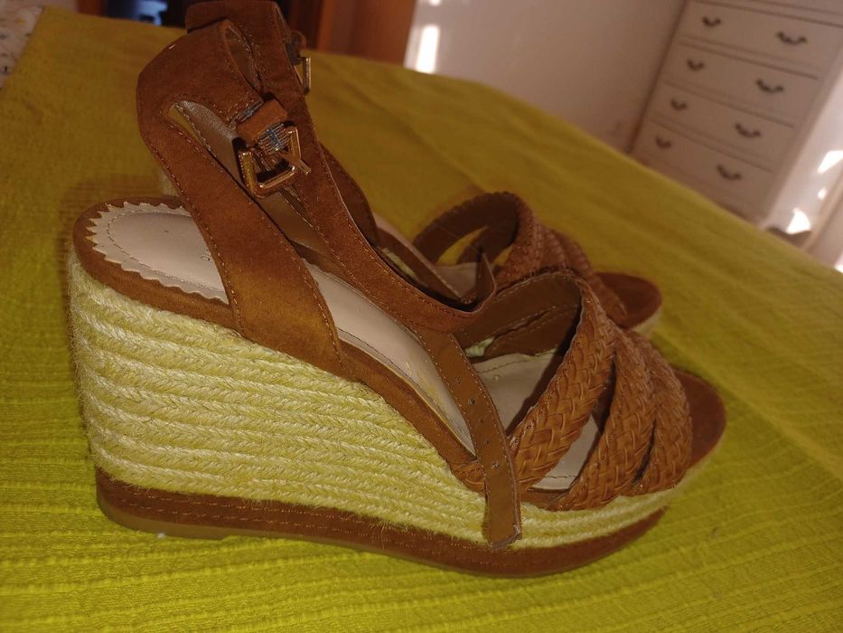 Sandálias de cunha camel da Parfois