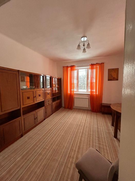 Меблева стінка з вітриною