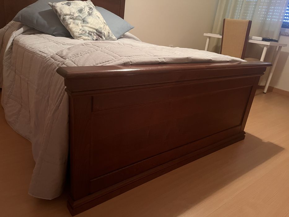 Quarto Completo em Madeira Maciça de Castanho – Paços de Ferreira