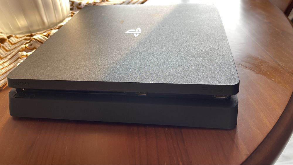 PS4 Slim (Com Defeito na Placa) + Comando Original e Cabos 100% Funcionais