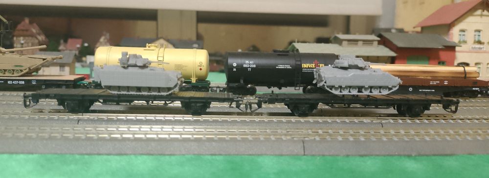 Вагоны,локомотив ТТ 1:120, деревья, домики, машины