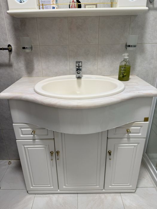 Móvel de Casa de Banho Branco com Lavatório e Arrumação