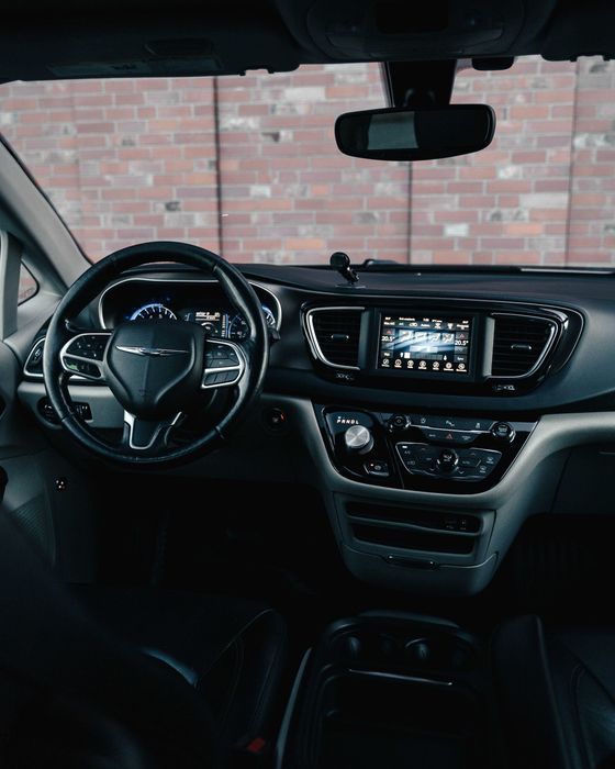 Wynajem Chrysler Pacifica 3.6 V6 (7 miejsc) wypożyczalnia samochodów