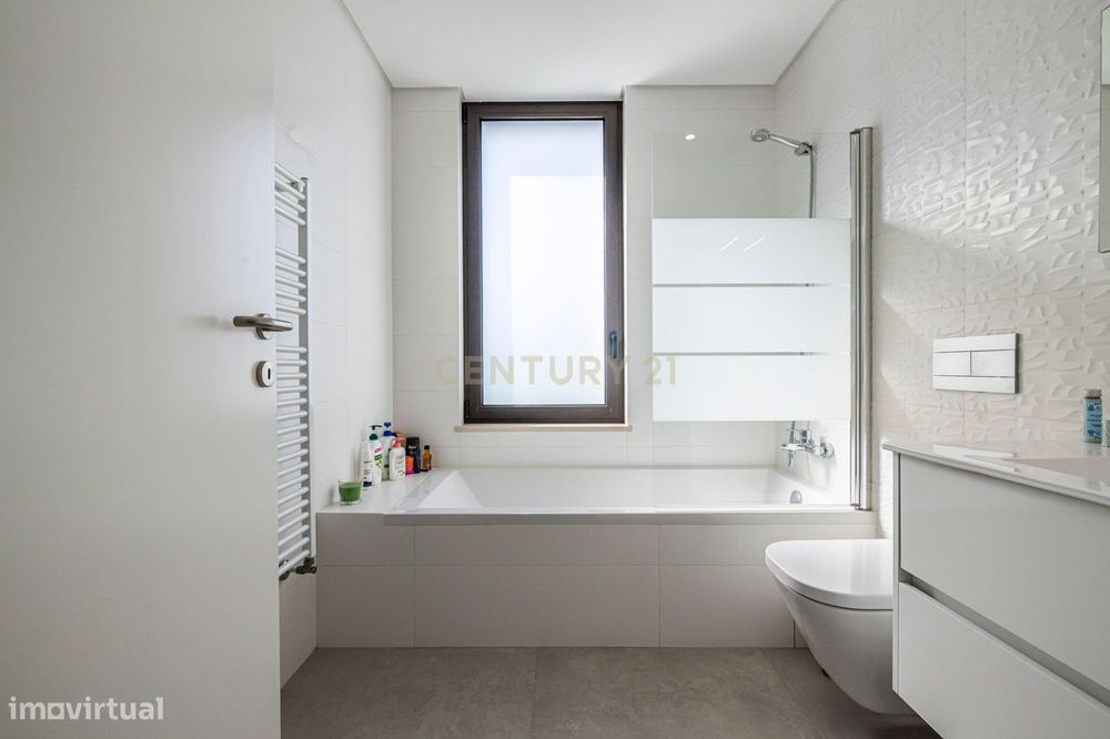 Moradia T4 Moderna com Piscina Aquecida e Jacuzzi a 15 Minutos da Prai