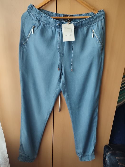 Spodnie typu joggery.