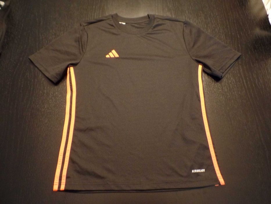 Vendo 3 Pares de calças, 1 calções, 1 T-shirt em Bom estado