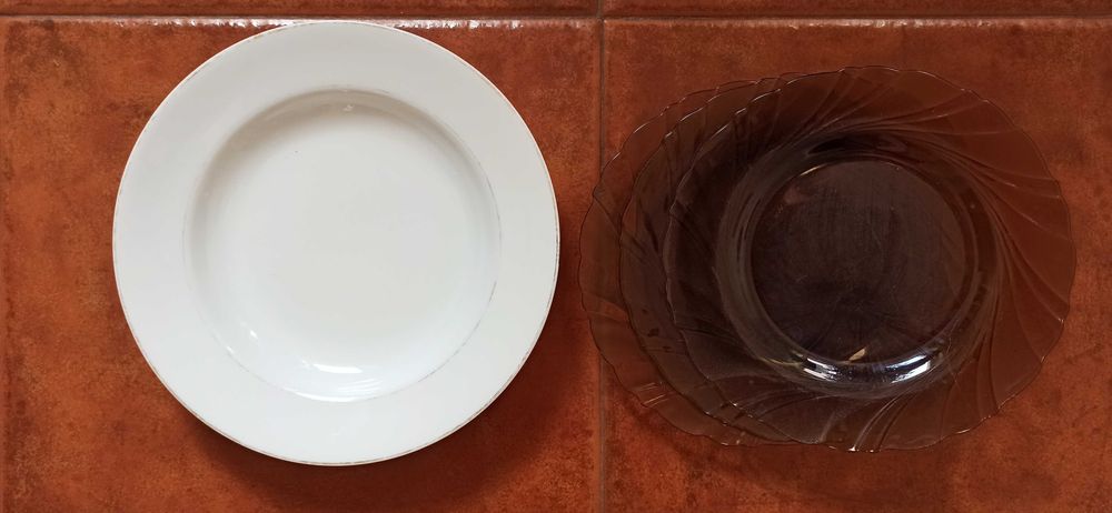 Tudo a 1 euro - Luvas, pratos, cinzeiro, álcool, copos, porta-chaves