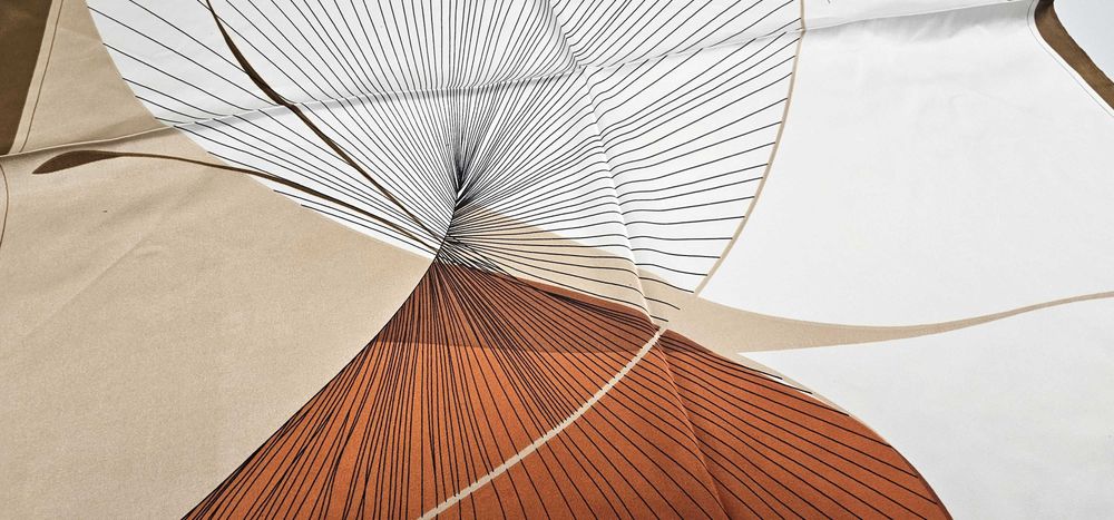 Stylowa apaszka chusta na szyję o geometrycznym wzorze