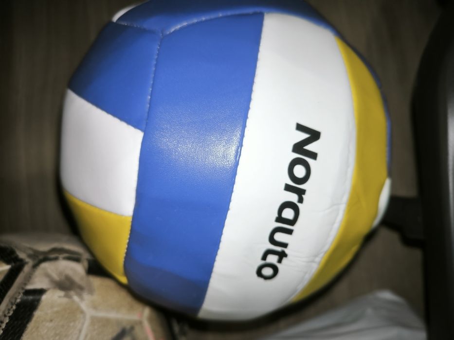 Bolas de futebol e volei