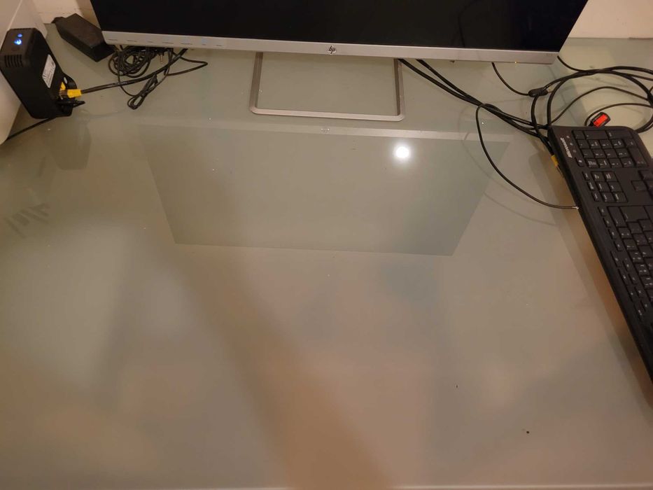 Sevretaria ikea com tampo em vidro