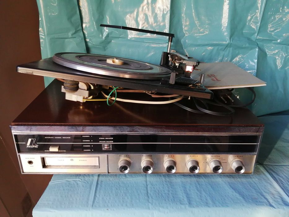 Gira-discos Garrard e rádio Rising
